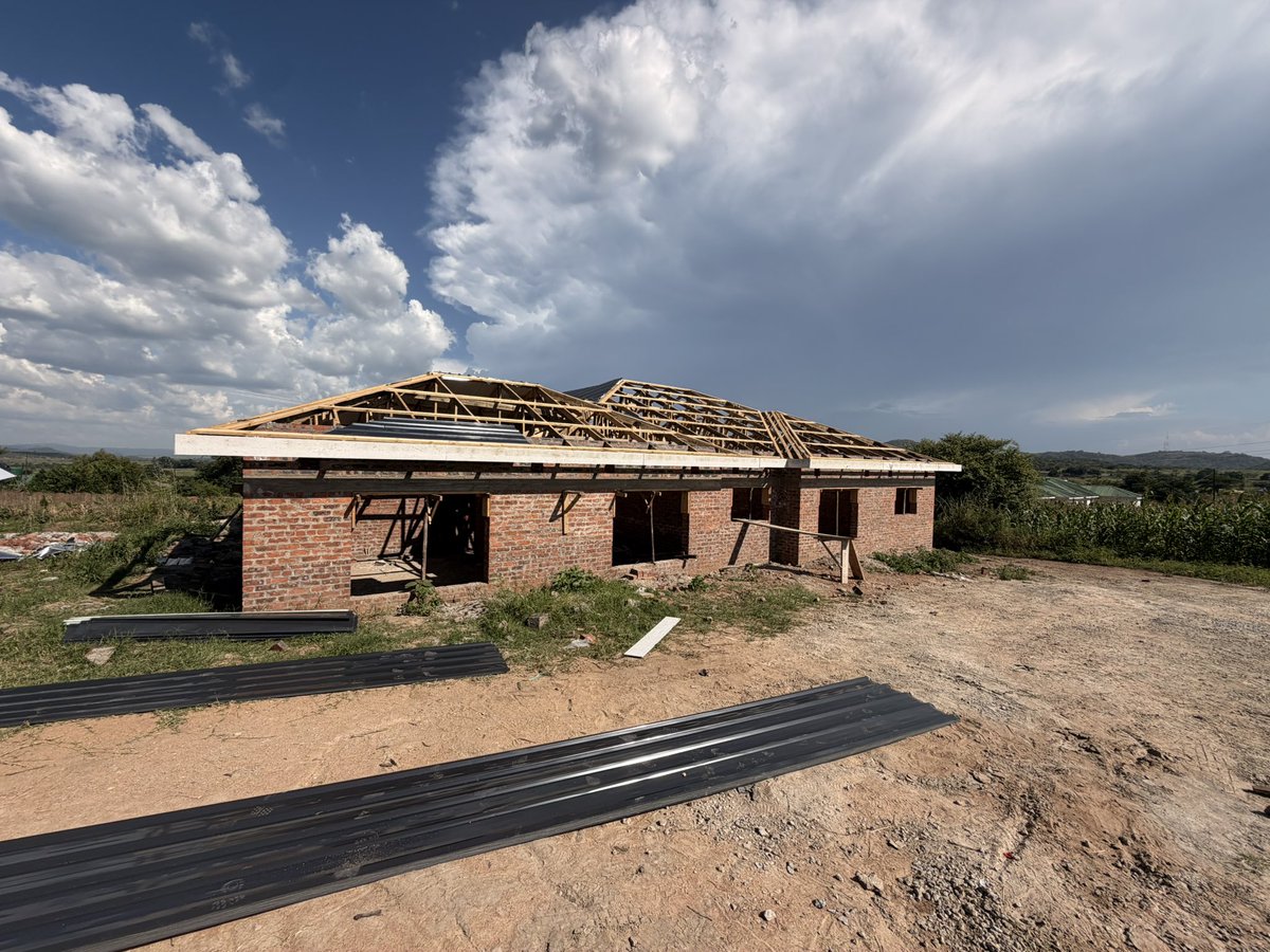 AccommodateZim2's tweet photo. Bindura Project: A Comparative Analysis of Yesterday and Today. Roofing Stage with Progress and Quality Assurance for our 5 bedroom modern https://t.co/RaSt5QthfN 0774396543 for a quote https://t.co/Cz9x3EDv6p
