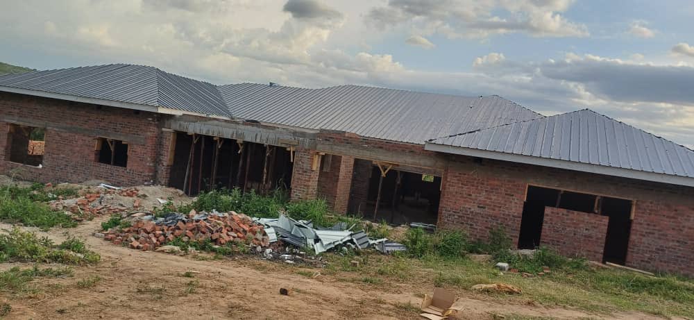 AccommodateZim2's tweet photo. Bindura Project: A Comparative Analysis of Yesterday and Today. Roofing Stage with Progress and Quality Assurance for our 5 bedroom modern https://t.co/RaSt5QthfN 0774396543 for a quote https://t.co/Cz9x3EDv6p