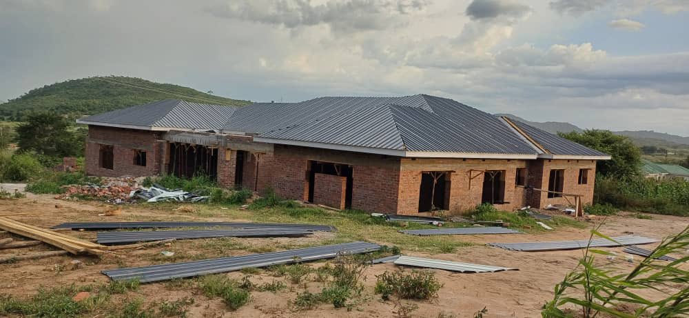 AccommodateZim2's tweet photo. Bindura Project: A Comparative Analysis of Yesterday and Today. Roofing Stage with Progress and Quality Assurance for our 5 bedroom modern https://t.co/RaSt5QthfN 0774396543 for a quote https://t.co/Cz9x3EDv6p