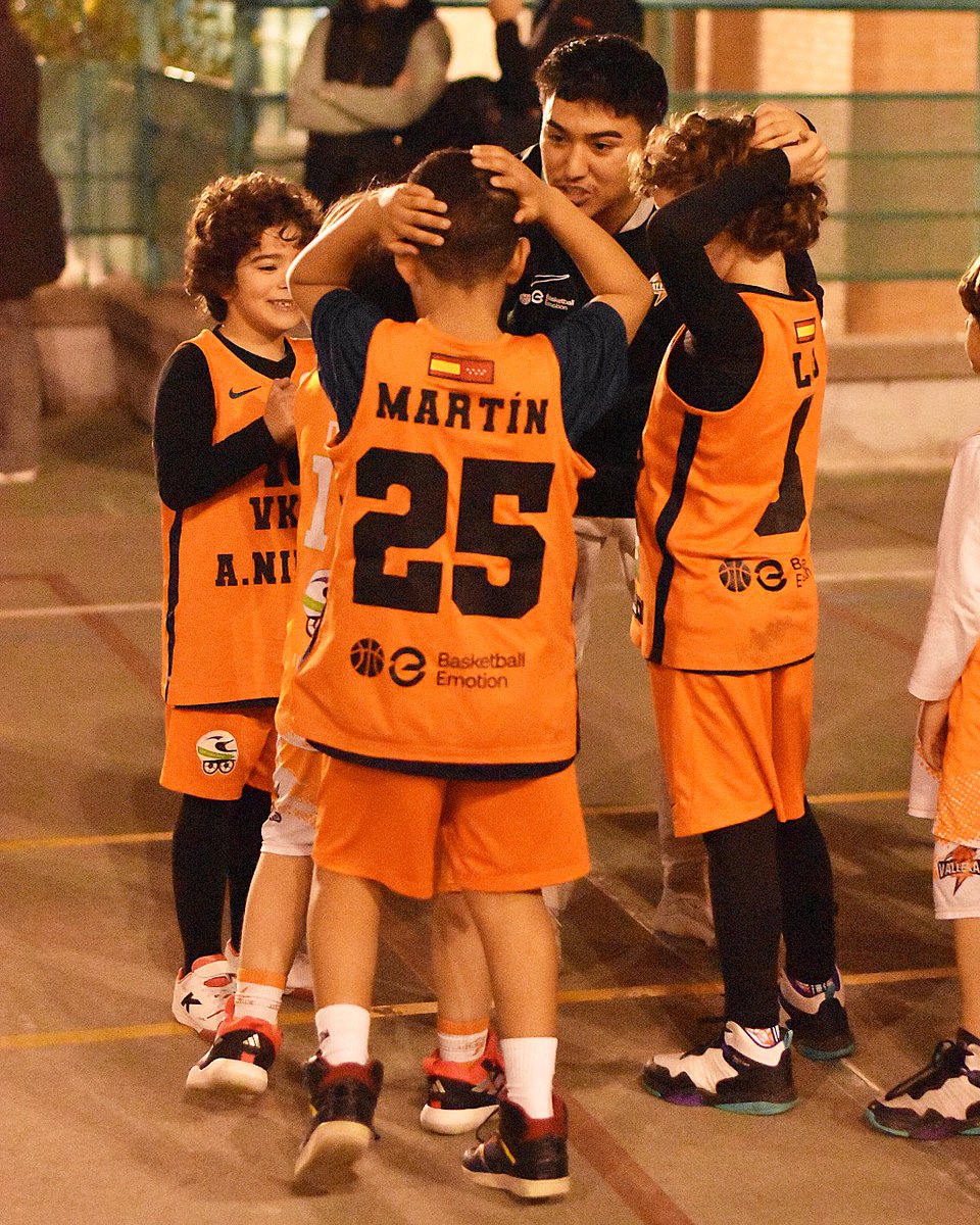 🏀 Nuestro equipo Prebenjamín disputará hoy, como todos los viernes, una nueva jornada en los Juegos Deportivos Municipales.

🤩 ¡Os dejamos algunas imágenes del partidazo de la semana pasada frente a Nueva Castilla!

🧡 #VallekasBasket #WorkInProgress