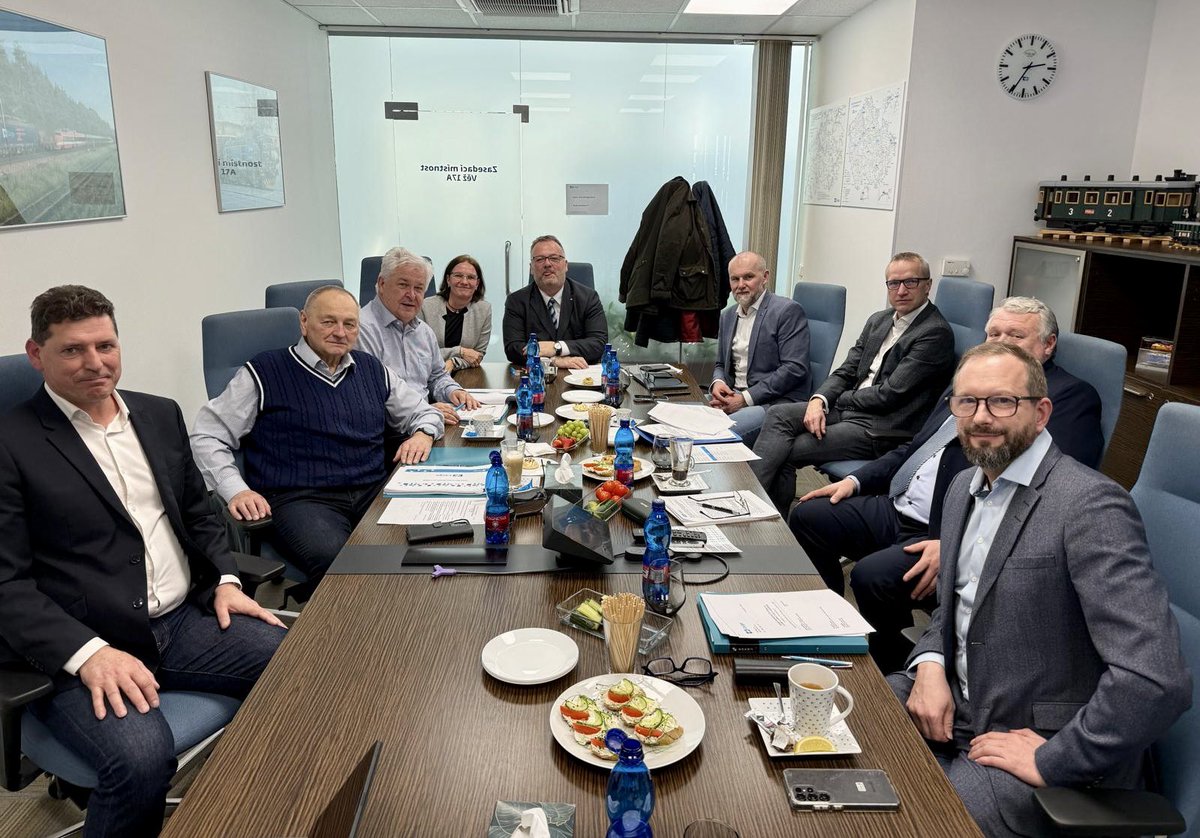CDCargo's tweet photo. Dne 26. února 2026 Ministr dopravy @BednarikIvan mimo rámec jednání pozdravil členy dozorčí rady ČD Cargo, včetně jejího nového člena, ekonoma @M_Zamecnik. Informoval se o situaci na evropském dopravním trhu a vývoji přeprav ČD Cargo. https://t.co/qtLziSYeRY