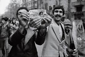 fereshtehnejat2's tweet photo. کوچه‌پس‌کوچه‌های بازار قدیم، شاهد دویدن پیک‌های انقلاب بود که با پای پیاده و در دل شب، پیام امام را از این مسجد به آن مسجد می‌بردند بی‌آنکه خسته شوند .

#جانم_فدای_پرچم #ایران_باعزت https://t.co/qgRQ0998Gx