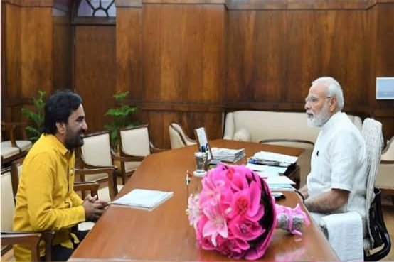 हनुमान की सेना ने बडे बडे आईटी सेल के नाक में दम कर रखा है , सरकार की चूले हिलाने मे सक्षम दिख रही है लेकिन सबसे बडी होती है वोट की चोट , उस समय हनुमान बेनीवाल अकेला महसूस करते है...!!
#मोदी_पर्ची_वापिस_लो 
#हनुमान_सेना