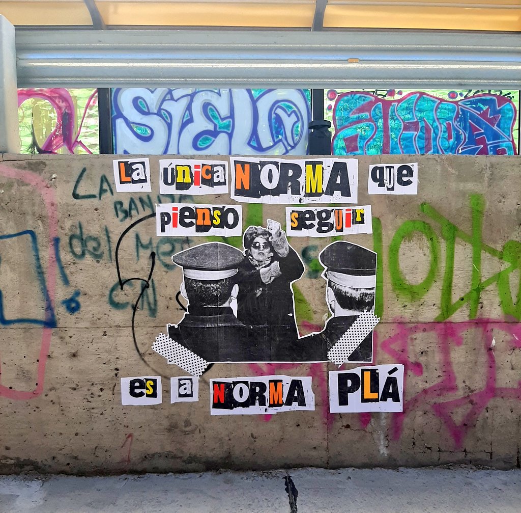 Miren, encontré mas arte en la parada de colectivo acá en Neuquén 💖