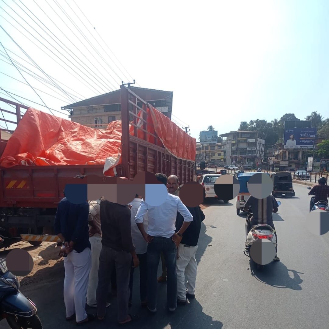 ದಿ 27.02.2026 ರಂದು ಬಿ ಸಿ ರೋಡು ಎಂಬಲ್ಲಿ ವಾಹನಗಳ ನಡುವೆ ಅಪಘಾತವಾಗಿರುವ ಬಗ್ಗೆ 112 ಗೆ ದೂರು ಬಂದ ಮೇರೆಗೆ ಸ್ಥಳಕ್ಕೆ ತೆರಳಿ ವಿಚಾರಿಸಿ ವಾಹನಗಳ ಸುಗಮ ಸಂಚಾರಕ್ಕೆ ಅನುವು ಮಾಡಲಾಗಿದೆ, ಮುಂದಿನ ಕ್ರಮಕ್ಕಾಗಿ ಬಂಟ್ವಾಳ ಸಂಚಾರ ಪೊಲೀಸ್ ಠಾಣೆಗೆ ಮಾಹಿತಿ ನೀಡಲಾಗಿದೆ.  <a href="/spdkpolice/">Dakshina Kannada District Police</a> <a href="/112Karnataka/">112Karnataka</a>