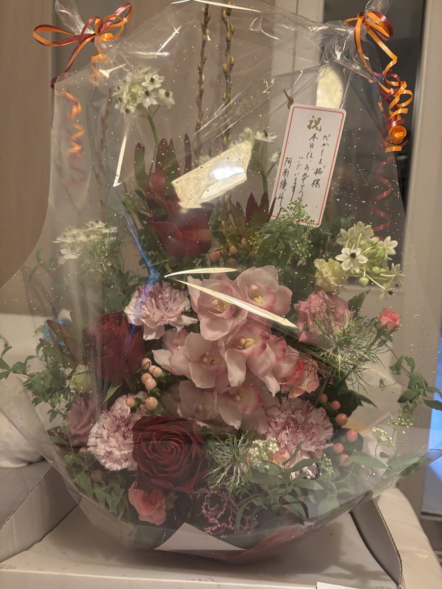 本日は90分公演×2
地域の公民館でやってきた。
なんと、小学生の時にお世話になっており、
１８年ぶり？くらいにお会いする方との再会もあり。
地域でのコンサートも長く続けていると、
こんな嬉しいこともあるんだなと。
これからもずっと継続してやっていきたい。

立派なお花もいただきました💐