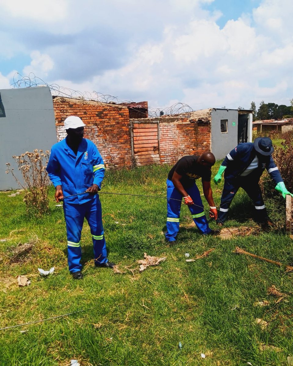 City_Ekurhuleni's tweet photo. 💧 #FixingTheFrontline | #CoEWaterUpdate

Our teams are on the ground across the city, clearing sewer blockages and carrying out pipe repairs to restore proper flow and prevent overflows.

📍 Areas attended:
• Grasshopper – #Leachville
• Winterberg – #Dalpark
• #Alrode https://t.co/zEyfqNBGra