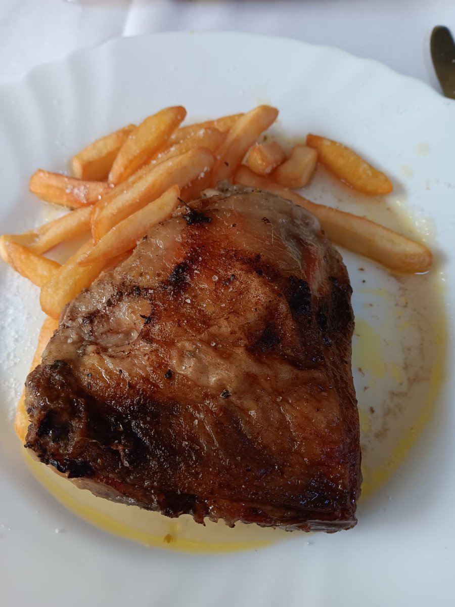 1° Lentejas con Verduras. Buen sabor y blandas. 2° Pollo Asado con Patatas Fritas. Bien Asado, blando y jugoso, con sabor a hierbas y laurel.
Estoy alucinando. Vamos, no me lo creo.
Comentario en la mesa:" con comer así todos los días me conformo", todos coincidimos. Si se puede