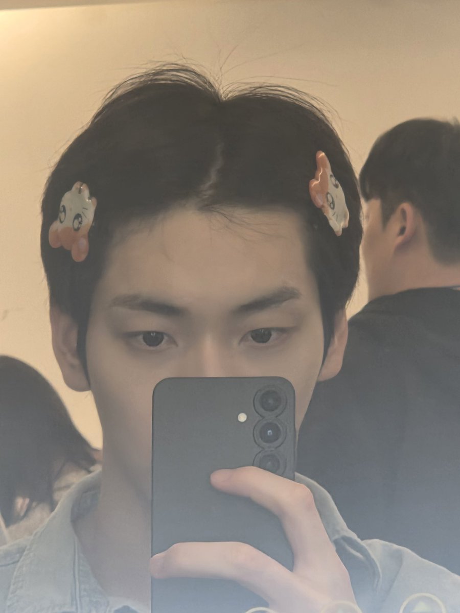 [260227] weverse dm 🐰💬

🐰 actually we didn’t have a lot of time to practice 
🐰 so 
🐰 i was practicing throughout the stand by and outfit changing time
🐰 and i couldn’t take pictures with the other outfits hahaha
🐰 the remaining two days are going to be fun too so look