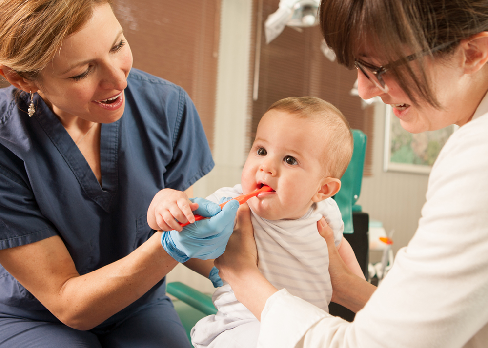 RIKidsCount's tweet image. February is Children's Dental Health Month! Let's take a moment to talk about healthy smiles 🙂

Dental health has immediate and significant impacts on kid's health, growth + development, school attendance — even academic achievement!
rikidscount.org/wp-content/upl… #NCDHM #dental