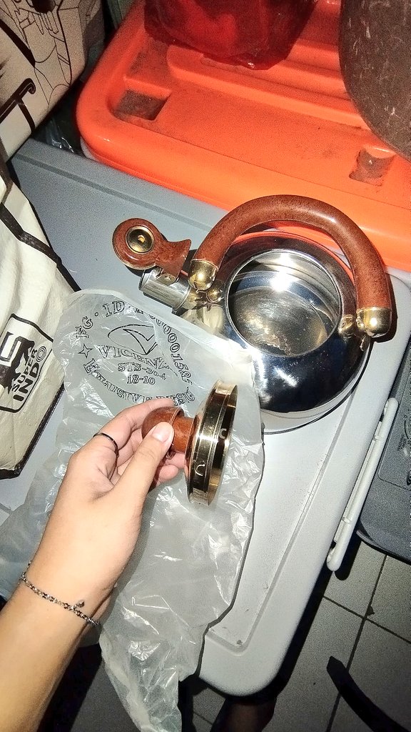 deeaarlight's tweet photo. Apapun yang ku jual nanti akan ku updatee disini yaa all, sementara aku update segini duluu sambilan beberes lagiii

Ketel Vicenza nya 75k yaaa https://t.co/W7Tjiboseu