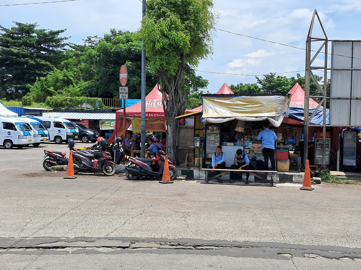 di atas semua itu, supir transjakarta perlu tempat istirahat yg layak. guna menjaga kebugaran mereka.
miris banget, liat supir tj, cuna bisa istirahat sambil duduk² + nkopi + nrokok di warung² kecil yg ada di terminal.
#gatipiknik #shotbyandroid #shotbyphone.