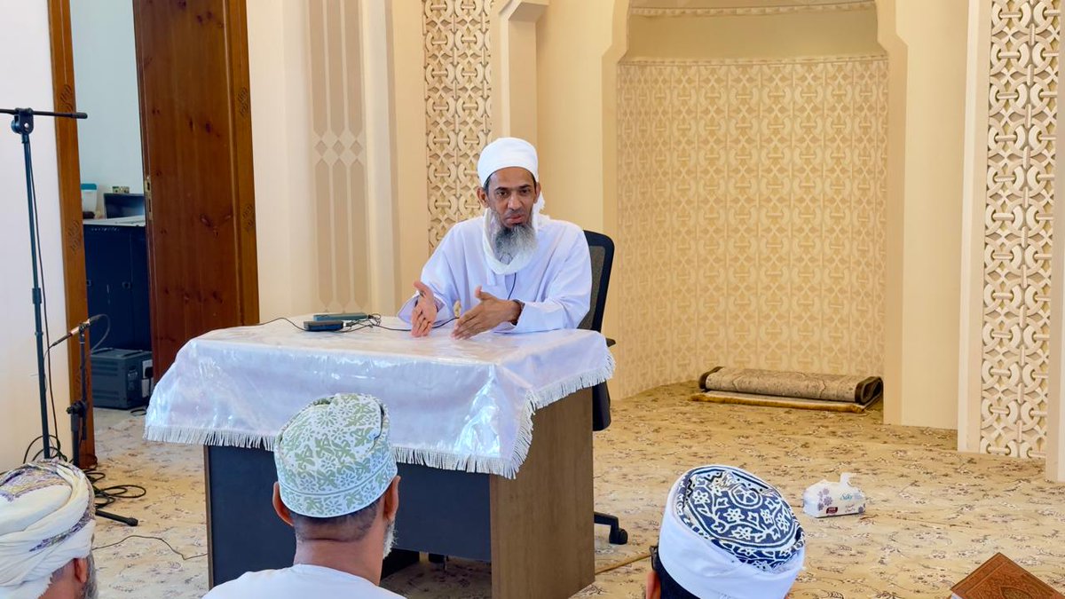 Qariatin's tweet photo. جانب من محاضرة الشيخ خالد السيابي. https://t.co/2boFvh8wJU