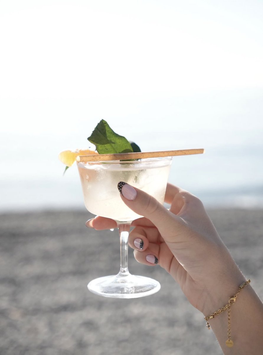 Profitez d’un moment de calme et de sérénité face à la mer, avec un cocktail à la main… 
L’abus d’alcool est dangereux pour la santé.
