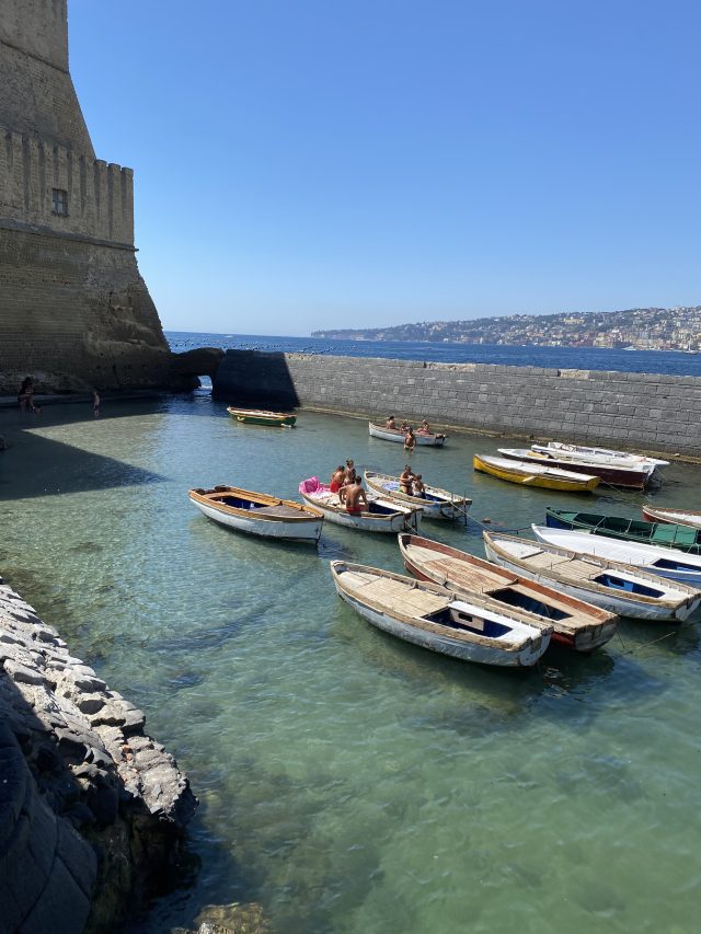 Una delle più belle soddisfazioni di questa vita è che nessuno può sinceramente cercare di aiutare un altro senza aiutare e migliorare anche se stesso..🥰
                  #Napolidavivere 💙