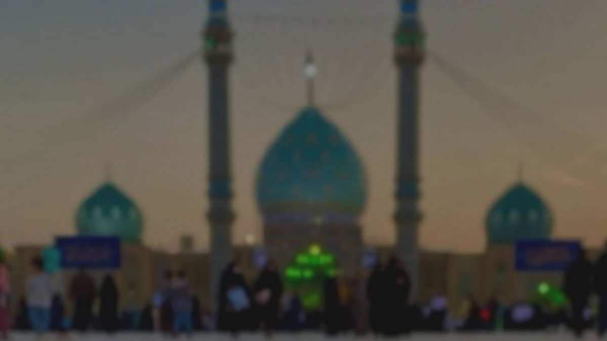 _میگفت.. امام زمان(عج) گم و غایب نشده است ما گم شدیم و محجوب گشته‌ایم.  امام غایب نیست،تو نمی‌بینی آقارا ؛ او حاضر است. چشمت رو که اسیر دنیا شده اگر از دنیا دست بردارد، آقا را می‌بیند:)🌱  

-میرزا اسماعیل‌دولابی-️