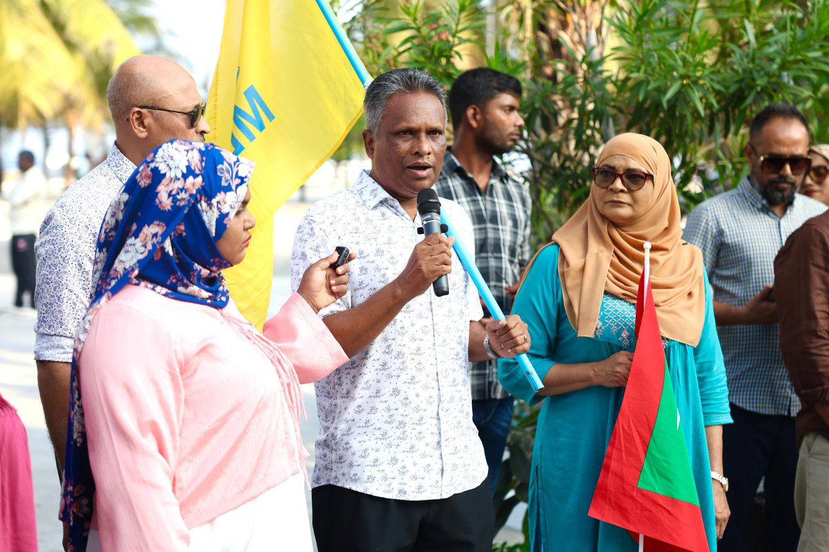 މޭޔަރ އާދަމް ޢާޒިމް ވިލިމާލެއަށް ވަޑައިގެން ހުކުރުދުވަހު ހަވީރު ރަށުތެރެ ބައްލަވާލައްވާ ރައްޔިތުންނާ ބައްދަލުކޮއްލައްވާ ހިނގާލައްވަނީ.

#AdamAzimforMayor
#VoteMDP
#HeyvallaaThayyaaru