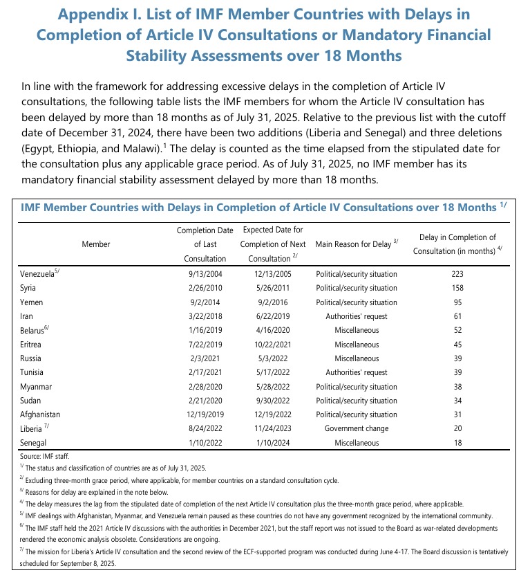 Econ_Vzla's tweet photo. Dada la difusión de mi corto texto de ayer sobre la clasificación de Venezuela como "Estado Frágil" por parte del FMI y sus posibles implicaciones, abundo un poco en el tema de la relación actual de Venezuela con ese organismo:

1. La membresía de Venezuela en el FMI está suspendida desde 2009 por desacuerdos en su Directorio sobre la legitimidad del gobierno, es decir, hoy en día no existen relaciones formales con ese ente.

2. El Sec. del Tesoro Bessent ha expresado repetidamente que su intención es hacer que Venezuela sea readmitida en el FMI. Esto, entre otras implicaciones, permitiría a Venezuela el acceso a USD 4.900 millones que le corresponden como parte de la asignación que hizo el Fondo en agosto de 2021 como estrategia de alivio post COVID-19. Esto no es un préstamo, es un activo que se encuentra congelado.

3. El chavismo llevó a Venezuela a entrar en mora y atrasarse con todos los multilaterales. Venezuela tiene atrasos y debe pagar intereses de mora al BID, Banco Mundial y CAF. No se sabe a ciencia cierta, pero se estima que la deuda total con la CAF ronda los USD 2.500 millones, con el BID ronda los USD 1.500 millones y con el BM los 1.500 millones. 

4. Algunos han propuesto utilizar la plata que Venezuela tiene en el FMI, para pagarle a la CAF, BID y BM, resetear así la relación financiera y obtener préstamos frescos.

5. Pero el atraso más importante y la verdadera piedra de tranca de la relación de Venezuela con el mundo multilateral es la ausencia de un Reporte de Consulta del Artículo IV del FMI desde el año 2004. Todos los miembros del FMI están obligados por su Convenio Constitutivo a colaborar proveyendo sus cifras económicas. EL Art. IV es el reporte más importante de evaluación de las condiciones de los países, es un pilar de la estabilidad y transparencia del sistema financiero global y es una guía para instituciones e inversores que quieren entrar al país.

Durante los últimos 20 años, Venezuela destruyó uno de los mejores sistemas estadísticos de la región y lo convirtió en un foso de opacidad, manipulación y corrupción de cifras. Hoy el mundo no tiene idea de cuáles son las cifras del PIB, del presupuesto público, de la balanza de pagos, del índice de precios, o la situación de los balances bancarios. El nivel de opacidad con la que opera el gobierno de Venezuela es insondable.

Venezuela necesita rehabilitar capacidades básicas para la producción, difusión y análisis de estadísticas económicas. Cualquier acercamiento al FMI deberá comenzar por recibir una misión técnica que evalúe la posibilidad de hacer un Reporte del Artículo IV después  de 22 años de atraso con esa obligación.

Para eso necesitamos un gobierno que devuelva la posibilidad de poblar con cuadros técnicos competentes a las principales instituciones públicas. Qué devuelva la integridad del BCV, del INE y del proceso presupuestario. Para eso necesitamos la redemocratización del país y un gobierno con amplio respaldo popular.