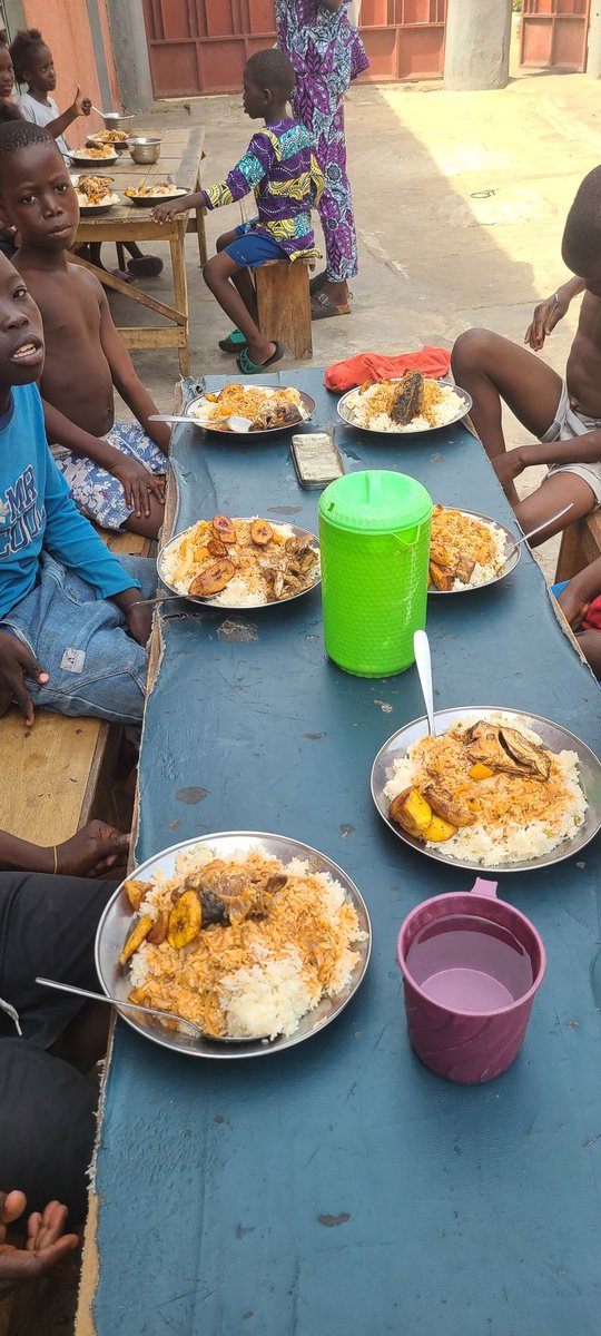 HopeWithBTC's tweet image. Here we are at the festive moment.

 We are currently sharing a tasting moment with the children who live at the orphanage.

 Thank you to Bitcoin and thank you to the community.  

#HOPEWITHBTC #BitcoinForGood