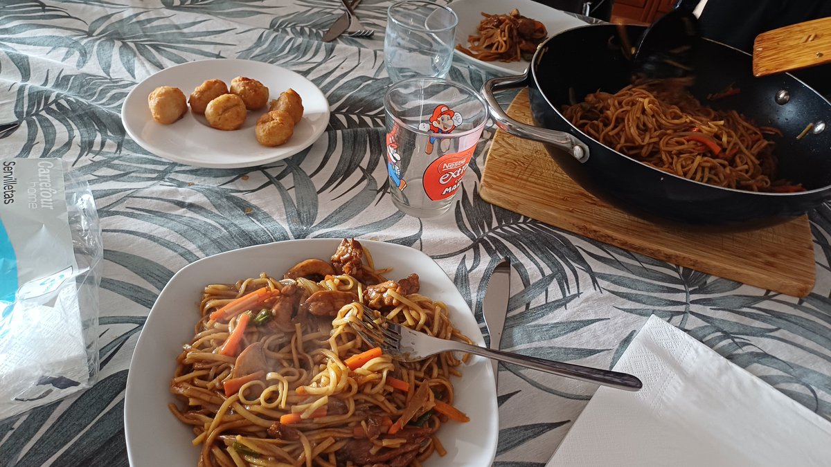 No estoy viendo lo de Pokémon, pero hice unos tallarines de puta madre y unas bolas fritas de gamba del Carrefour deliciosas