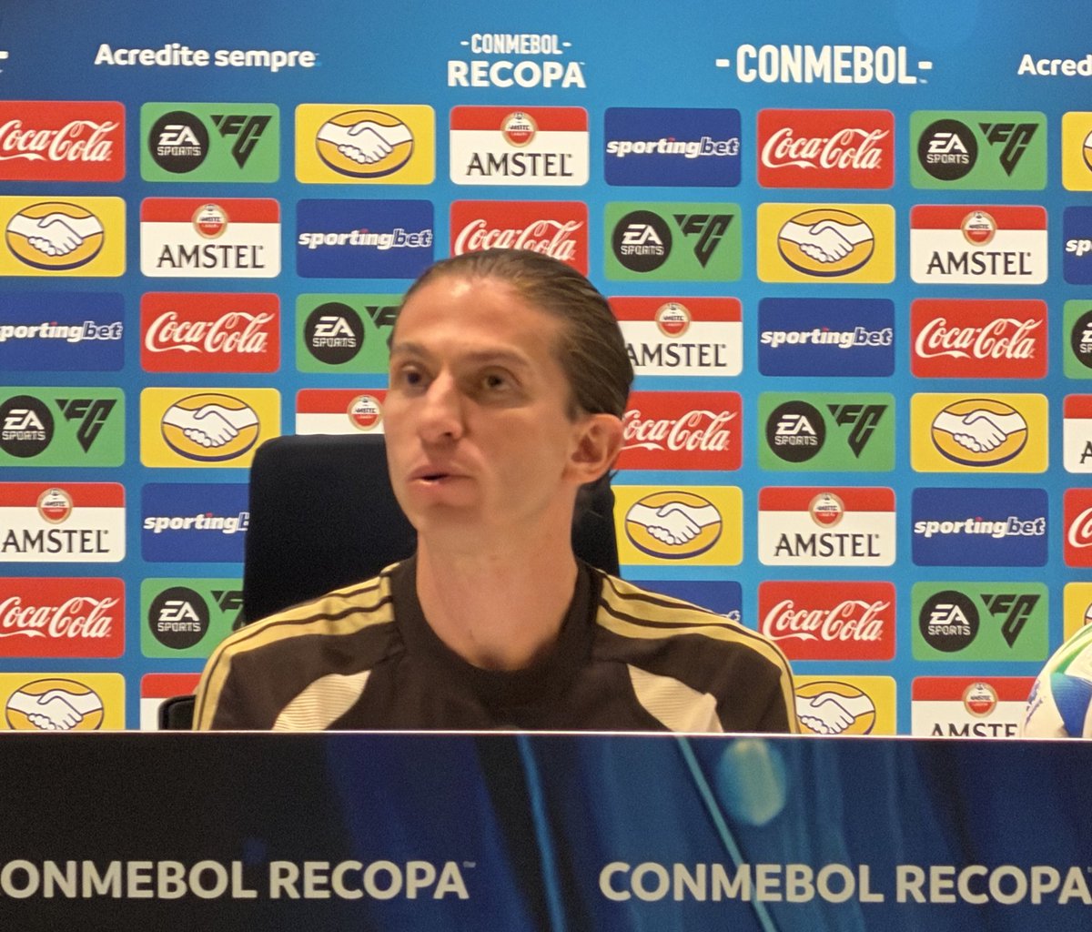 simpraisa's tweet photo. Filipe Luís mais uma vez foi mal na coletiva. Mostrou desconexão com a realidade quando disse que o time fez um grande jogo e se esquivou de várias perguntas, inclusive errou ao dizer que não avalia o próprio trabalho. Se não avalia, como vai corrigir os erros? 

Filipe precisa aprender a lidar com as críticas e acima de tudo entender que na coletiva ele tem que explicar para o torcedor e não para nós jornalistas. Ali ele esta, acima de tudo, respondendo para a torcida.
