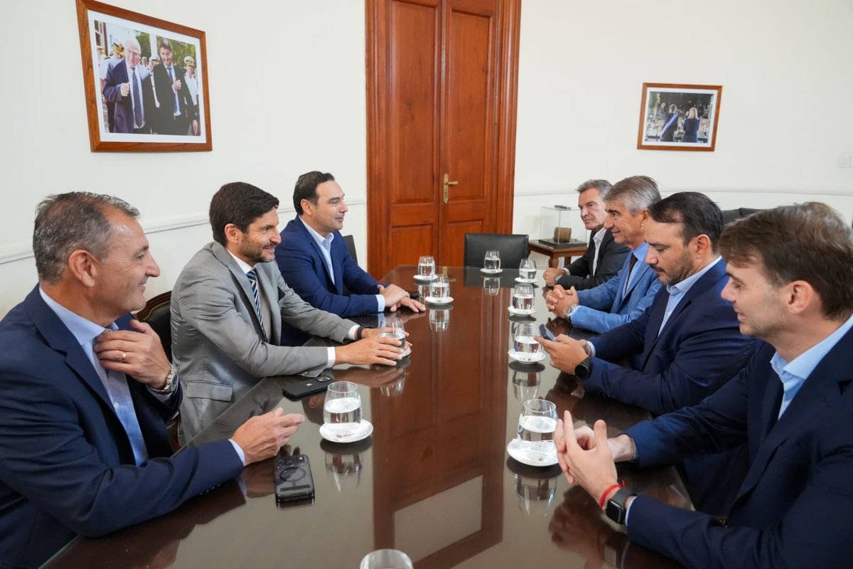 LucasBalian's tweet photo. @maxipullaro junto a @gustavovaldesok , @JPValdesok y el vice de la @UCRNacional  @JBeeSellares antes del encuentro del Intendentes Radicales en Santa Fe ! Este es el radicalismo que gestiona y representa a miles de argentinos. La democracia se construye con opciones. https://t.co/okL8QyOCU6