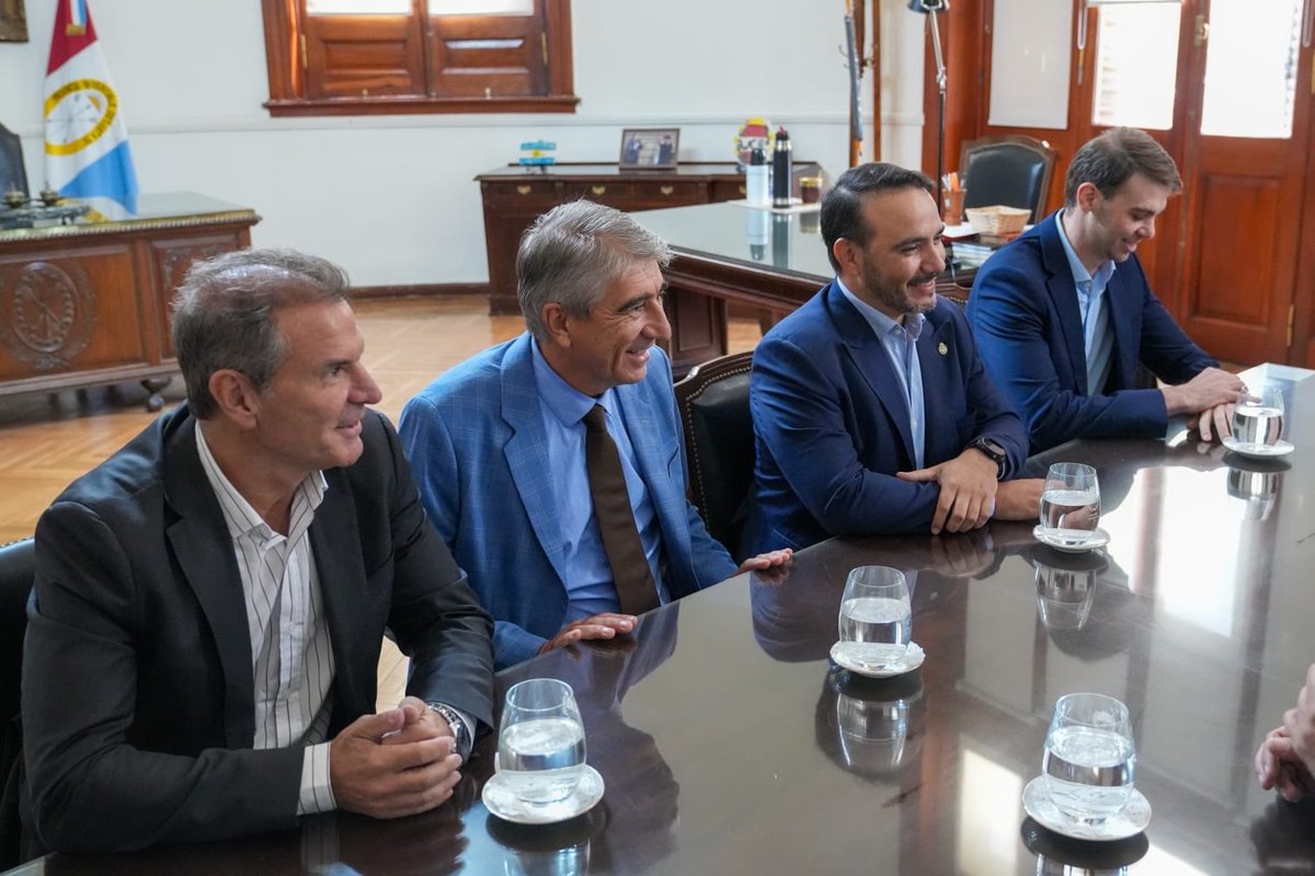 LucasBalian's tweet photo. @maxipullaro junto a @gustavovaldesok , @JPValdesok y el vice de la @UCRNacional  @JBeeSellares antes del encuentro del Intendentes Radicales en Santa Fe ! Este es el radicalismo que gestiona y representa a miles de argentinos. La democracia se construye con opciones. https://t.co/okL8QyOCU6