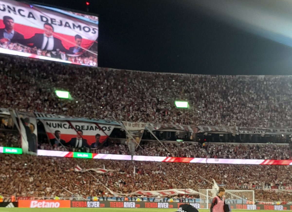 lucastripodi94's tweet photo. No se suben al paravalanchas, no desplegan un telón, no cantan contra los jugadores..la peor barra de la historia. Pensar que alguna vez en la Sivorí dirigió la batuta @schlenkeralan entre otros gigantes. https://t.co/zoP5YEsxVu