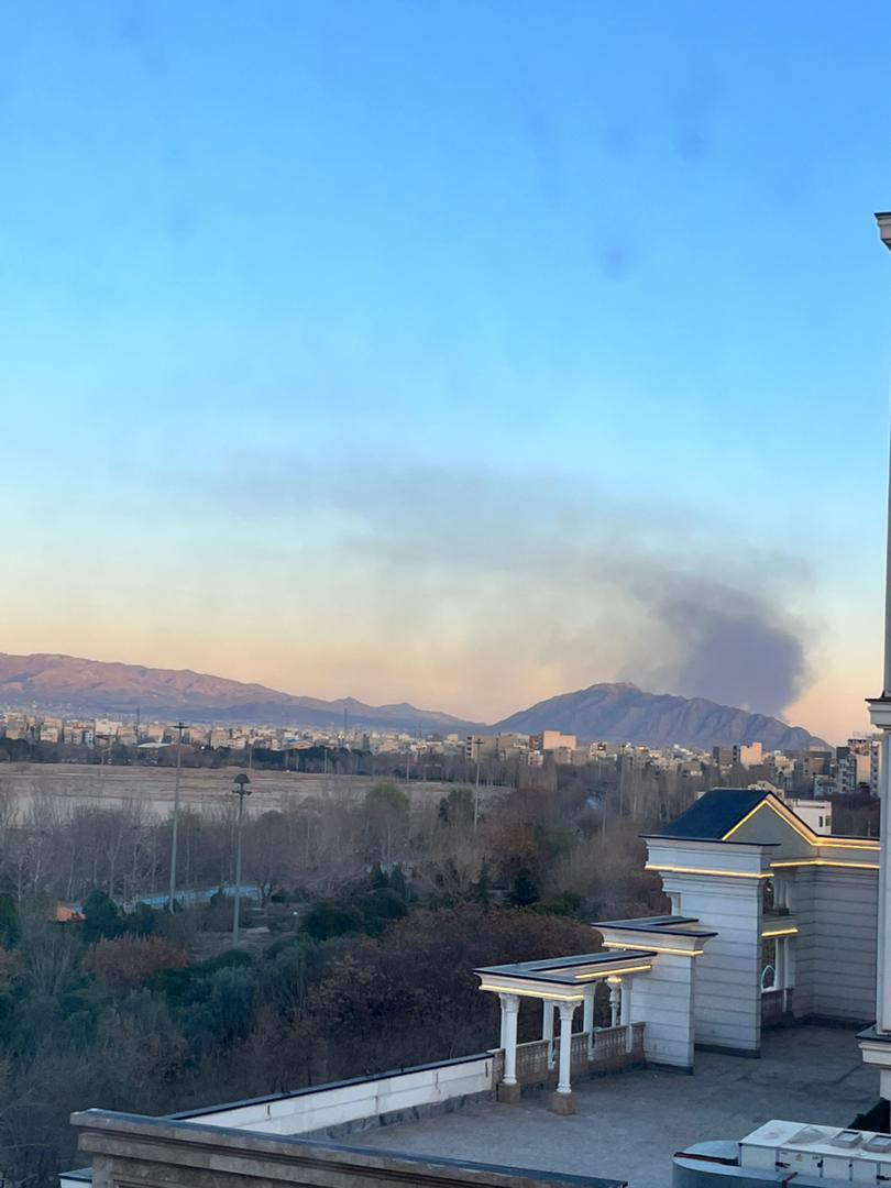 Mansoor_esf's tweet image. این دود بزرگ از پشت کوه‌های بی بی شهربانو تو جنوب تهران بلند شده. کسی می‌دونه چیه؟