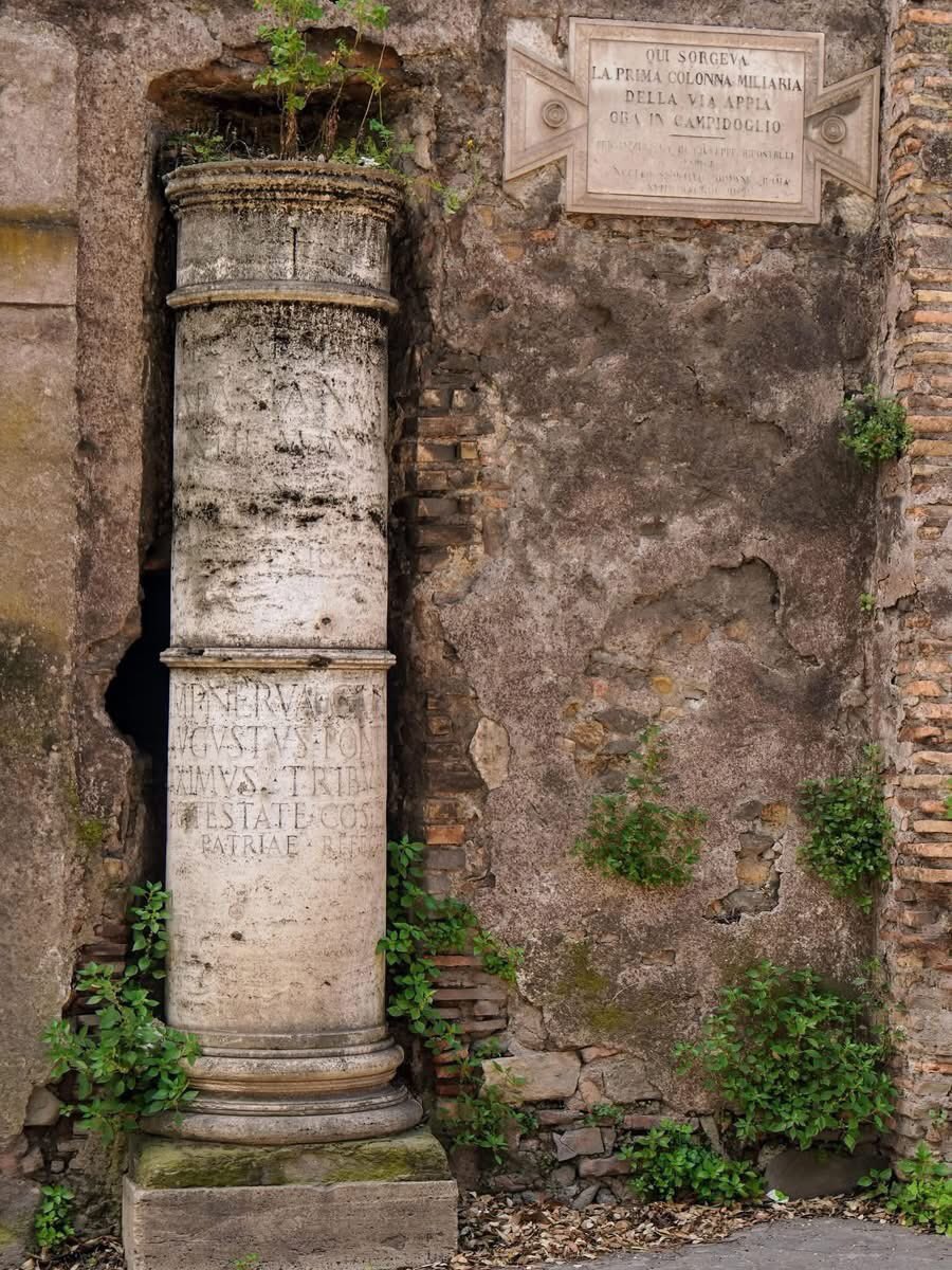 Cette ancienne colonne romaine marque le point de départ de l'une des routes les plus célèbres de l'histoire : la Via Appia, construite il y a plus de 2 000 ans.

À partir d'ici, les arpenteurs romains mesuraient chaque distance en mille passus, ce qui signifie « mille pas ». Un