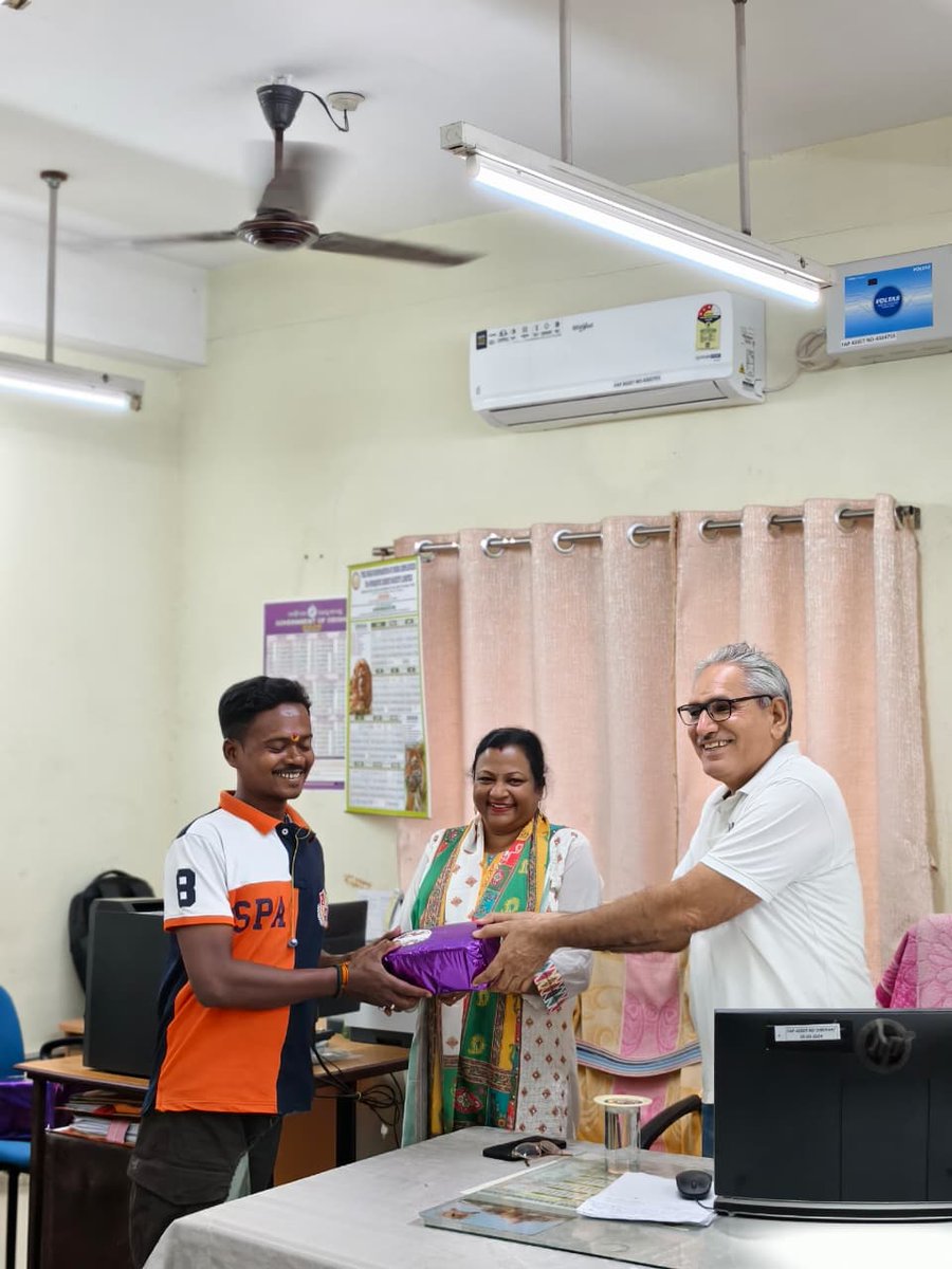 Our dedicated Safai Worker was honored for his invaluable contribution towards maintaining cleanliness and upholding the spirit of #SwachhataPakhawada2026. His sincere efforts remind us that every role is vital in building a cleaner and better workplace. <a href="/FciOdisha/">FCI Odisha</a> <a href="/EastFci/">FCI, Zonal Office (East)</a>