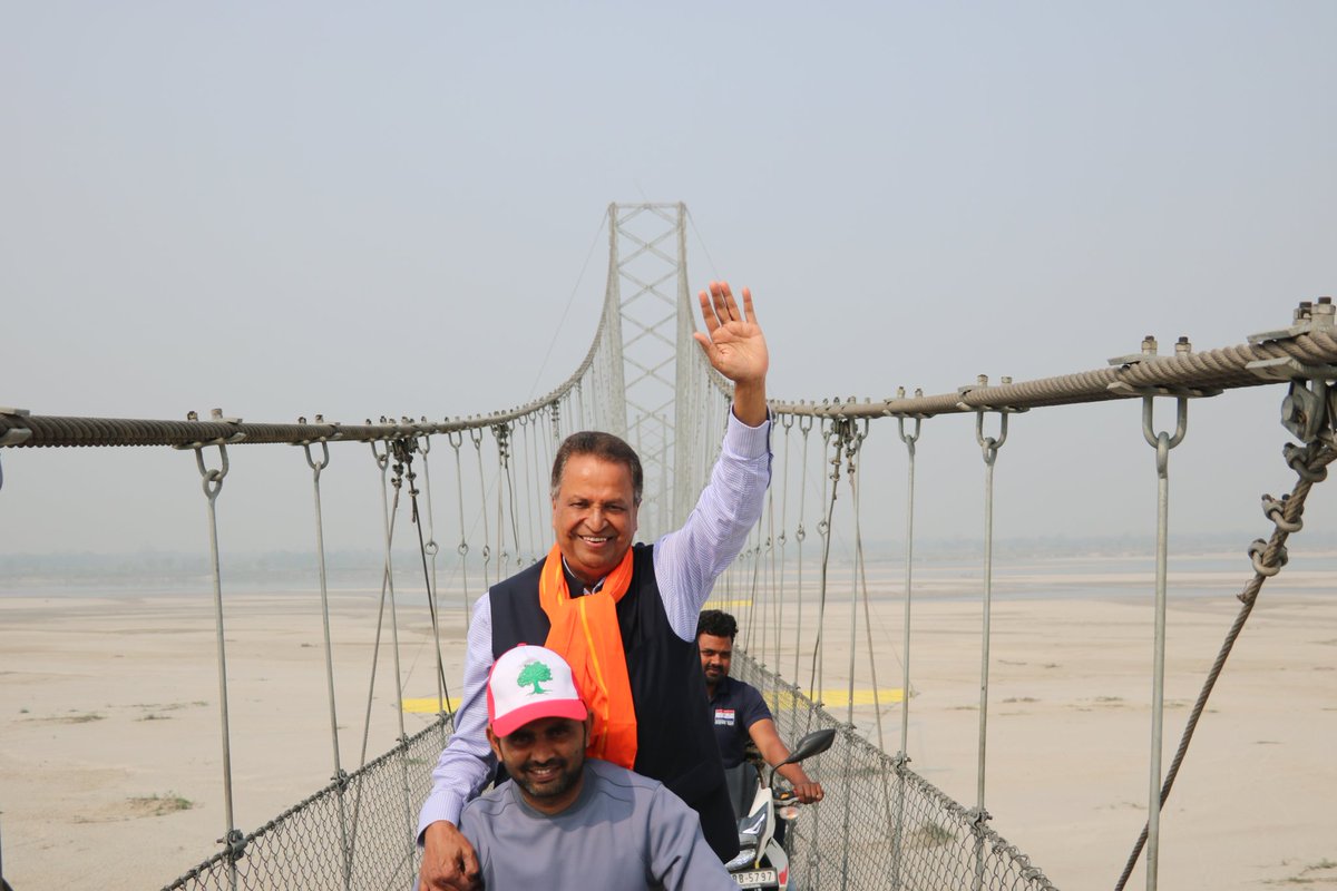 २०७९ सालमा म यस निर्वाचन क्षेत्रमा उम्मेदवार बनेर आउँदा सुस्ता जोड्ने पुल लगभग अलपत्र अवस्थामा थियो। पुल नहुँदा सुस्ता पारिका नागरिक नारायणी नदीमा जोखिमपूर्ण डुंगा यात्रा गर्न बाध्य थिए। बिरामी पर्दा वा आकस्मिक काम पर्दा रात–विरात यात्रा गर्न कठिन थियो। यस क्षेत्रबाट निर्वाचित