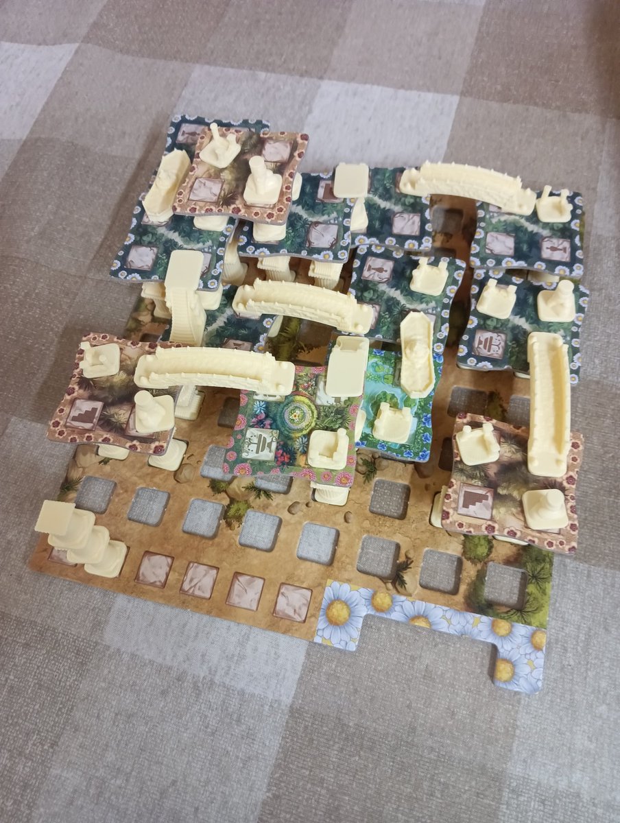 DeckAlchemist's tweet photo. バビロン！素晴らしき違法建築w
初回プレイにしてはなかなかいい得点取れたし、面白かったw
#ボードゲーム https://t.co/QEoeXSILoH