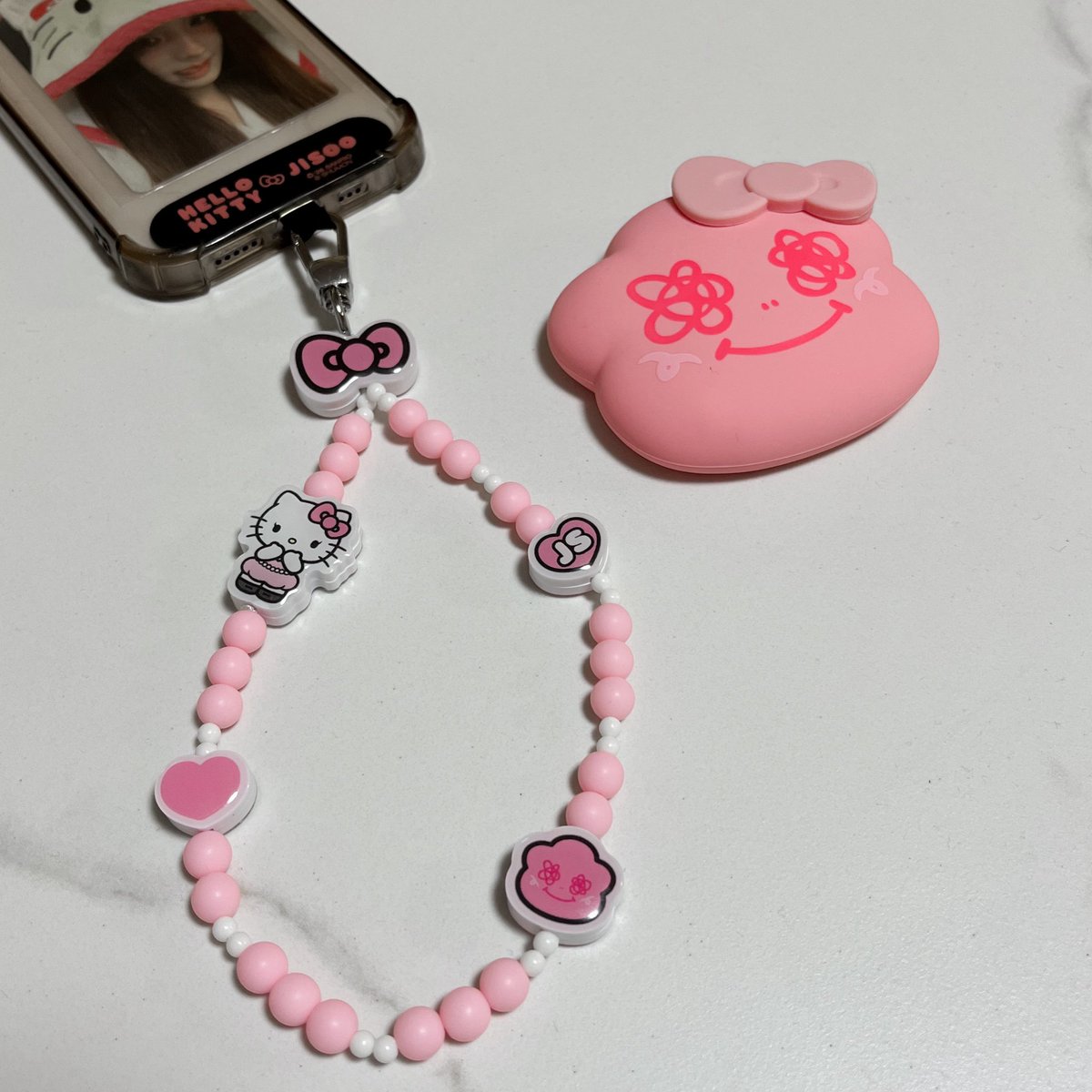 chi_uuuuu's tweet photo. HELLO KITTY × JISOO BLACKPINK

🎀ジス　キティ　キディランド🎀 https://t.co/dPH2ZTRbgx