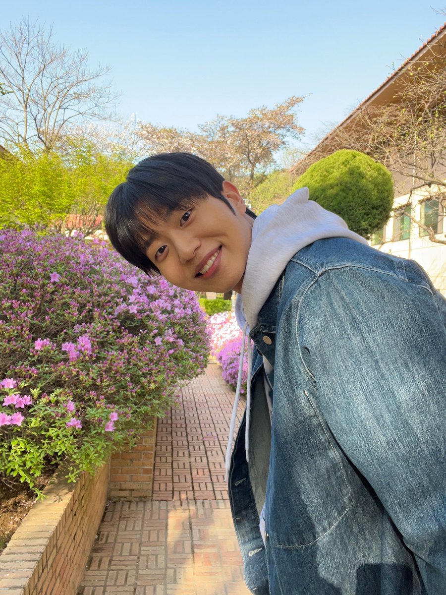 김누림 남친짤 나왔다…. 
이 밤에 이걸 풀어버리면 어트케🥹💕😘
(근데 이거 고양이 바라볼 때 표정같기도)