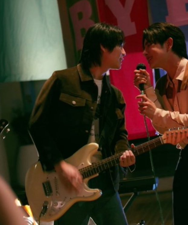 khaordinario's tweet photo. with the guitar he got from ray 🤏🏻😣

#OnlyFriendsDreamOnEP1
#FirstKhaotung https://t.co/oXxjz6cSzd
