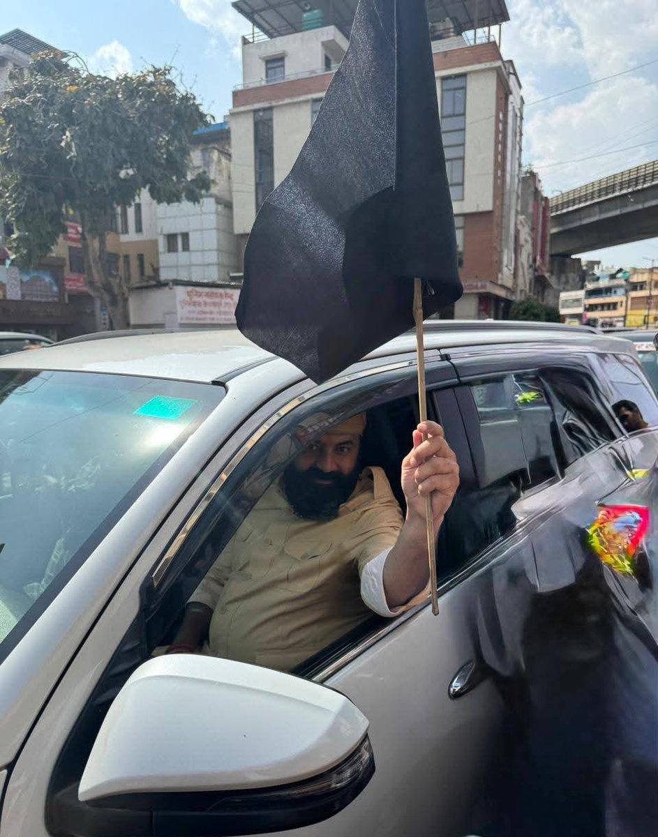SamantShekhawat's tweet photo. महिपाल सिंह मकराना काले झंडे लेकर अजमेर कूच के निकल चुके हैं। मोदी की सभा मे सवर्णो की तरफ से काले झंडे दिखाई देगें। मोदी को अब काले झंडे पसंद आएंगे। 
#RajasthanBoyCottModi https://t.co/Lg5URt1Cym
