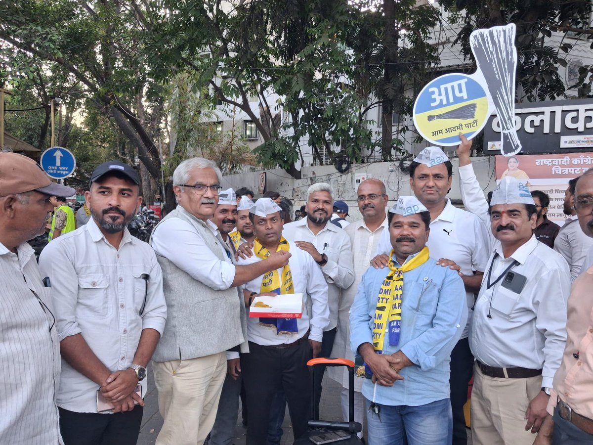 aapforpmc's tweet photo. सत्याचा विजय, भाजप चे षडयंत्र उध्वस्त! अरविंद केजरीवाल, मनीष सिसोदिया व ईतर पूर्णपणे निर्दोष!  आम आदमी पार्टी पुणे कार्यकर्त्यांनी संध्याकाळी पेढे वाटून आपला आनंद साजरा केला आनंदोत्सव... 

ठिकाण : कलाकार कट्टा, गुडलक चौक, एफ सी रोड, पुणे #ArvindKejriwal #AAP #SatyamevJayate #Pune https://t.co/22UctNpnul