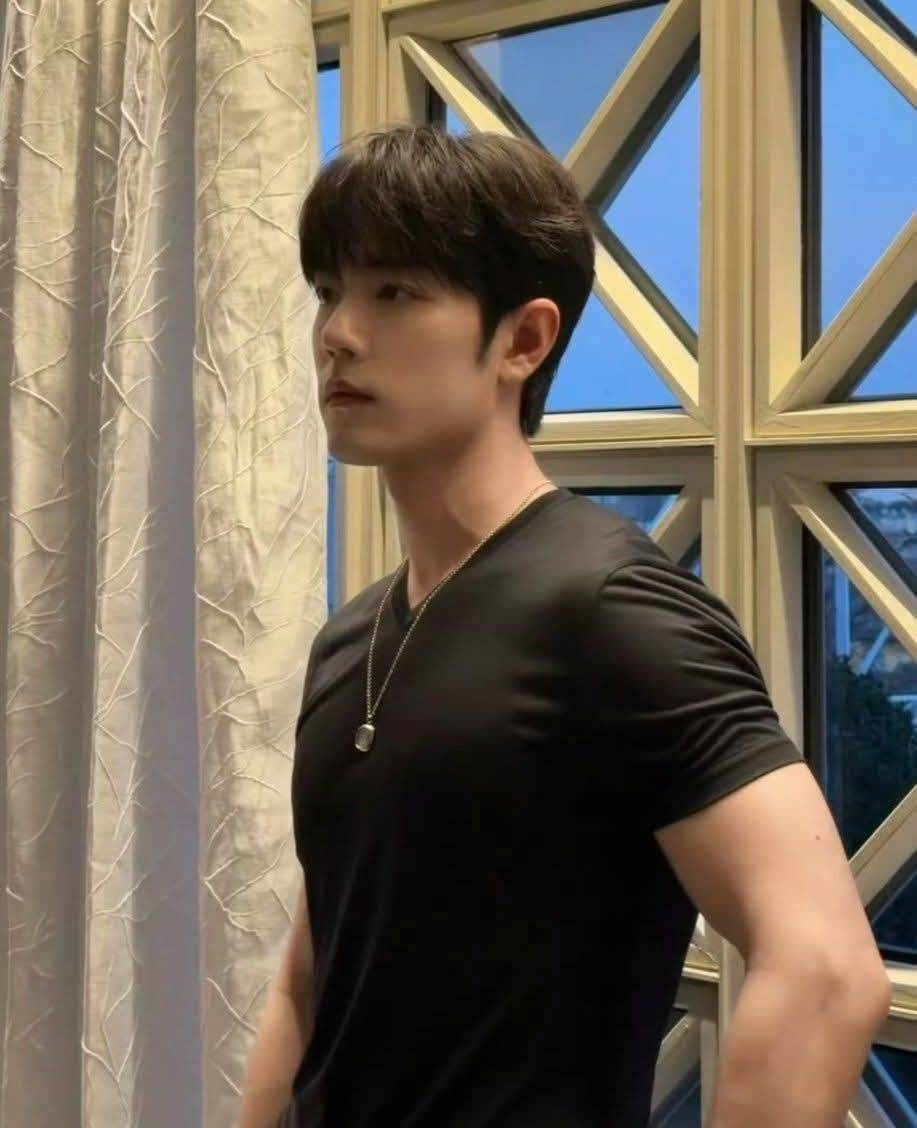 ก้อรู้นะว่าลูกรักพระเจ้า แต่ก้อออกจะลำเอียงมากไปนะ หล่ออะไรเบอร์นี้อ่ะคะ พ้มแพ้ รักเค้า

XIAO ZHAN GUCCI SPRING

#XiaoZhanxGucciTrend26
#MFW26KingXiaoZhan