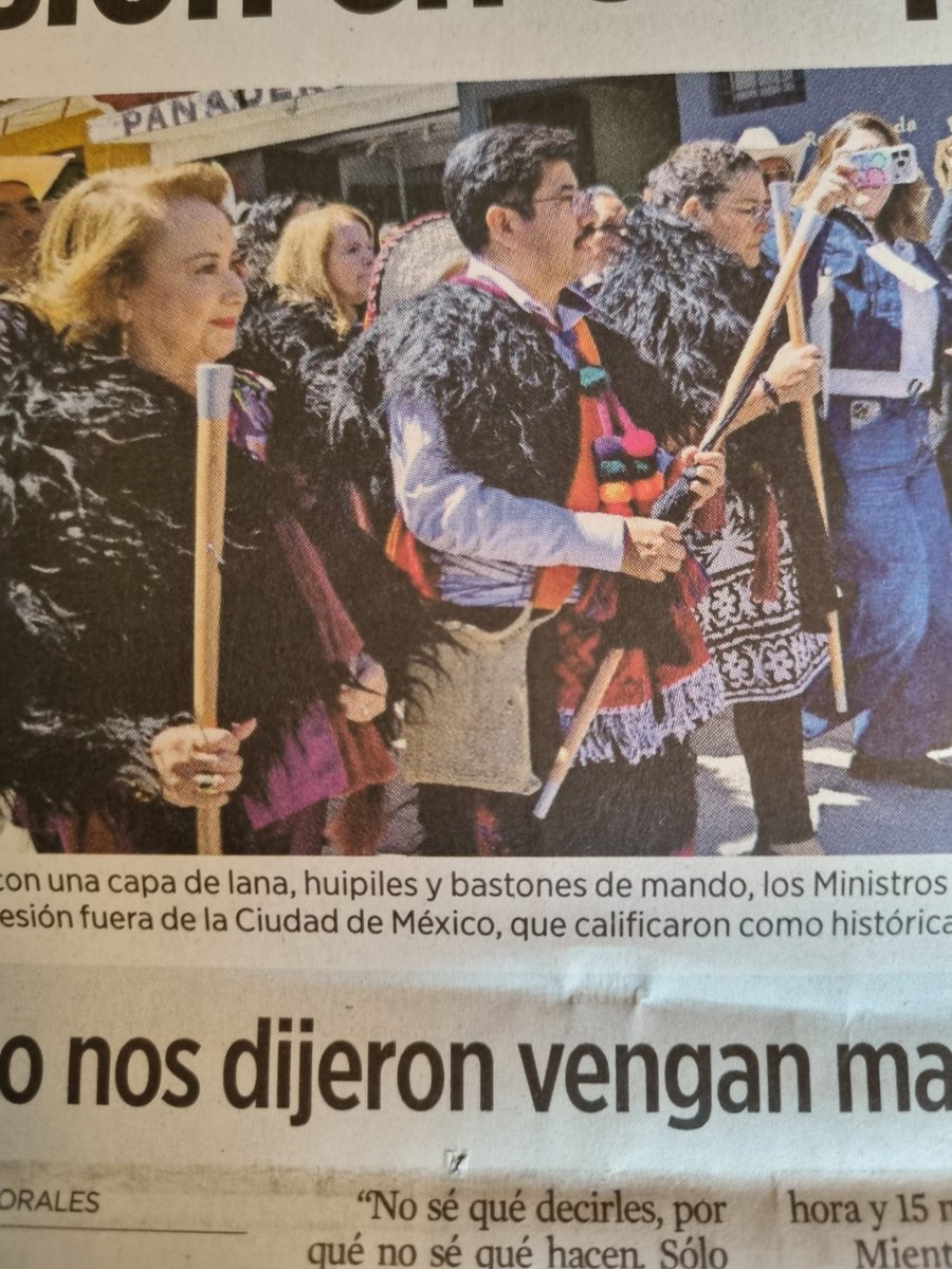 La forma es el fondo. Presidente "indígena" de la Suprema Corte  disfrazado de rey de carnaval, al igual que sus colegas, sin ningún miedo al ridículo, y después de bajarse de sus narco-naco-camionetas de 3 millones de pesos cada una...