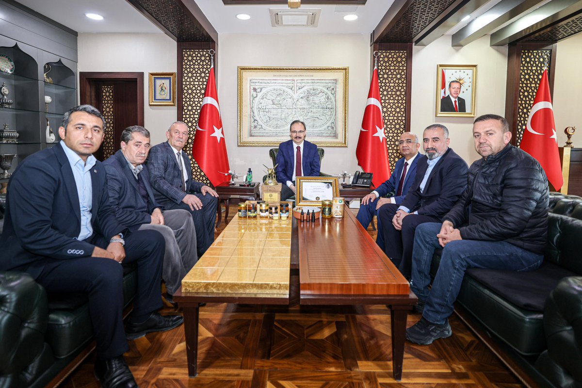 SiirtValiligi's tweet photo. Siirt Cahter Balı’na Paris’ten En Üst Kalite Ödülü🏆

Fransa’da düzenlenen Paris Uluslararası Bal Yarışmasında "Siirt Cahter Balı", kalite, lezzet ve aroma kriterlerine göre jüri tarafından değerlendirilerek, en üst kalite ödülü olan Platinum Quality Ödülü’ne layık görüldü.🍯🐝 🌍

Valimiz ve Belediye Başkan Vekilimiz Sayın @Dr_KemalKzlkaya; İl Tarım ve Orman Müdürü Mustafa Şanverdi, Arıcılar Birliği Başkanı Faik Efe, Pervari Tarımsal Kalkınma Kooperatifi Başkanı Orhan Korkusuz ve Kooperatif Başkan Yardımcısı Erkan Bilen ile birlikte, ödül kazanan Cahter Gıda Tarım Arıcılık firmasının sahibi Recep Ertaş’ı makamında kabul etti.

Vali Kızılkaya 2025 yılı TÜİK verilerine göre Siirt’imizin 3.175 ton bal üretimiyle Türkiye genelinde 5’inci sıraya yükseldiğini; sepet karakovan varlığı bakımından Türkiye ikincisi olduğunu ve 258.750 arılı kovan sayısıyla da ülke genelinde 9’uncu sırada yer aldığını ifade etti. Elde edilen bu başarıların, kentteki arıcılık faaliyetlerinin her geçen yıl daha da geliştiğini ve üreticilerin yüksek kalite standartlarına ulaşma konusundaki kararlılığını ortaya koyduğunu ifade etti.

Vali Kızılkaya, Siirtli üreticilerin yüksek kalite standartlarını yakalamasından duyduğu memnuniyeti dile getirerek, bölgedeki arıcılığın daha da gelişmesi için desteklerin süreceğini sözlerine ekledi.

Bu ödül, #Siirt balının uluslararası alandaki prestijini artırırken, ilin tarımsal üretimi ve yöresel markalaşmasına da önemli katkılar sunuyor.

Vali Kızılkaya, İl Tarım Müdürü Mustafa Şanverdi ve beraberindeki heyeti tebrik etti. 

@TCTarim 
#SiirtTarımKenti
#CanlaBaşla
#DurmadanDuraksamadan 🇹🇷