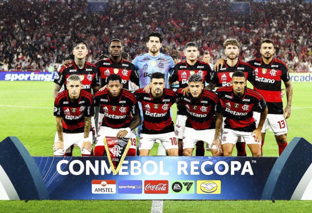 Futebolnorio's tweet photo. O que parte da imprensa e influenciadores do Flamengo (Principalmente) estão fazendo é vergonhoso

Quando eu digo vergonhoso, não é só um adjetivo para criticar não. É no sentido literal da palavra

Dessa vez o pior tá no Instagram, tá? Fala-se muito do Twitter, mas lá tá pior. Eu teria vergonha de botar minha cara pra fazer o que esses caras estão fazendo

Gritaria, desespero, fim do mundo. Um monte de palhaçada que nem eles acreditam, porque sabem que é isso que dá like. A torcida compra e isso se torna algo gigante

Nunca vou entrar nesse jogo de pedir demissão de F. Luis. Que bobeirada, coisa infantil. Há 3 meses atrás o Flamengo ganhava tudo com seu ídolo no comando. Impossível viver nessa gangorra doentia

Tem muita coisa ruim no Flamengo 2026, mas no fundo todo mundo sabe que essa algazarra em Fevereiro é absolutamente criada para gerar cliques. A massa de manobra como sempre, só acompanha

Você vai passando os vídeos e só vê os caras gritando, colocando F. Luís como um lixo, sem análise nenhuma, nenhuma opinião embasada, nada!

Tu não vê uma opinião sobre o jogo sequer. É só gente berrando com carinha de raiva, reclamando do técnico

Desculpe amigos, mas a imprensa Brasileira é pior que o Flamengo de 2026