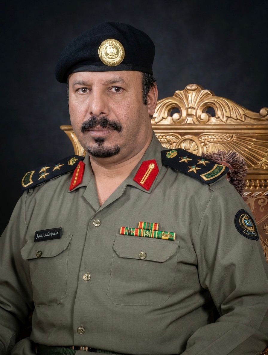 bni3mr's tweet photo. العميد سعد بن محمد بن علي العمري

مدير مرور المنطقة الشرقية سابقا 

 آل يرار - قبيلة عضيدات.

من الكفاءات الوطنية الرائدة في القيادة والتخطيط والعمل الجاد، ومن وجهاء بني عمرو ورجال الحجر في المنطقة الشرقية، ومن أصحاب السير الحميدة والذكر الطيب، وعرف بالكرم والجود وحب الخير للناس والمشاركة المجتمعية ذات الأثر الطيب في الإصلاح وعمل الخير .

وُلد في قريته عام 1373هـ، وتلقى تعليمه الابتدائي في مدرسة العاسرة، ثم انتقل إلى محافظة الخرج حيث أكمل دراسته المتوسطة والثانوية في ثانوية الخرج.

بعد تخرجه التحق بـ كلية الملك فهد الأمنية، وتخرج منها بتاريخ 28 جمادى الآخرة 1397هـ، ليبدأ مسيرة مهنية حافلة بالعطاء والانضباط في خدمة الدين والمليك والوطن.

عُيّن في مرور المنطقة الشرقية مساعدًا لمدير مرور بقيق، ثم صدر قرار تعيينه مديرًا لمرور بقيق في 1 رمضان 1397هـ، واستمر في هذا المنصب ثماني سنوات. بعد ذلك عُيّن مساعدًا لمدير مرور الأحساء، وفي عام 1405هـ تولى إدارة مرور الخفجي حتى عام 1414هـ، وقد تخللت تلك الفترة أحداث غزو الكويت عام 1411هـ، حيث أدى مهامه بكل كفاءة واقتدار في ظل ظروف استثنائية.

ثم عُيّن مديرًا لمرور الأحساء حتى عام 1421هـ، ثم عين مديراً لمرور المنطقة الشرقية، وبعدها نُقل إلى شرطة المنطقة الشرقية حيث عمل لمدة سنتين.

كما تشرف بالمشاركة في خدمة ضيوف الرحمن خلال موسم الحج لمدة عشر سنوات مديرًا لمرور منى، مساهمًا في تنظيم الحركة المرورية في واحدة من أعظم المهام الميدانية.

ولم يقتصر عطاؤه على ميادين العمل الرسمي، بل سعى كذلك في خدمة مجتمعه وقبيلته، وكان له دور مشهود في إصلاح ذات البين، ولمّ الشمل، وتقريب وجهات النظر، إضافة إلى حرصه على مساعدة الناس، خصوصًا من حوله، والوقوف إلى جانب المحتاجين، إيمانًا منه بقيم التكافل والتراحم.

طلب التقاعد عام ١٤٢٤ بعد مسيرة طويلة ومشرّفة، متفرغًا لرعاية والديه رحمهما الله .

جزاه الله خير الجزاء على ما قدمه من خدمة صادقة لوطنه ومجتمعه، وكتب له أجر ما بذل من جهود في ميزان حسناته.