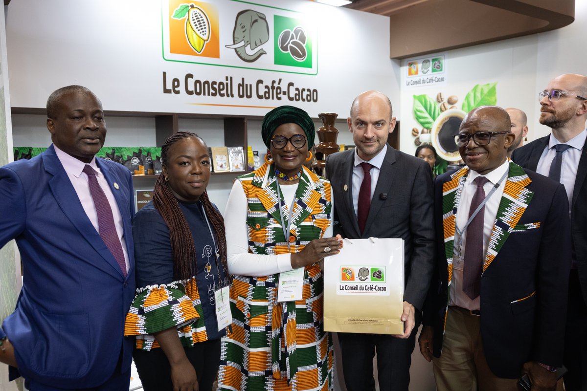 FranceCIV's tweet photo. 🇨🇮✨ La Côte d’Ivoire rayonne à Paris ! 🇫🇷

Au Salon international de l'agriculture, le stand ivoirien a accueilli le Ministre @jnbarrot. 
🍫🌾 Richesses agricoles mises à l’honneur et échanges illustrant la vitalité du partenariat 🇫🇷🤝🇨🇮

#SIA2026 https://t.co/Sxx0tGaaKJ