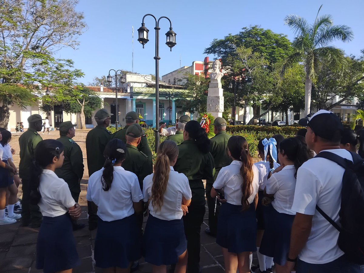#Holguín. Con el homenaje al Padre de la Patria, Carlos Manuel de Céspedes, autoridades holguineras dieron inicio a las actividades por el Día de la Defensa, hoy en la ZD Vista Alegre. #CubaSoberana