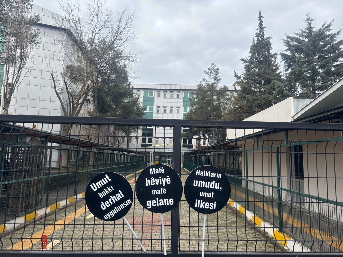 Özgürlük İçin Hukukçular Derneği Urfa Şubesi olarak, Genel Merkezimizin "Umut Hakkı Derhal Uygulansın" şiarıyla gerçekleştirdiği yürüyüşe katılım sağladık.

Umut hakkı lütuf değil, evrensel bir insan hakkıdır!