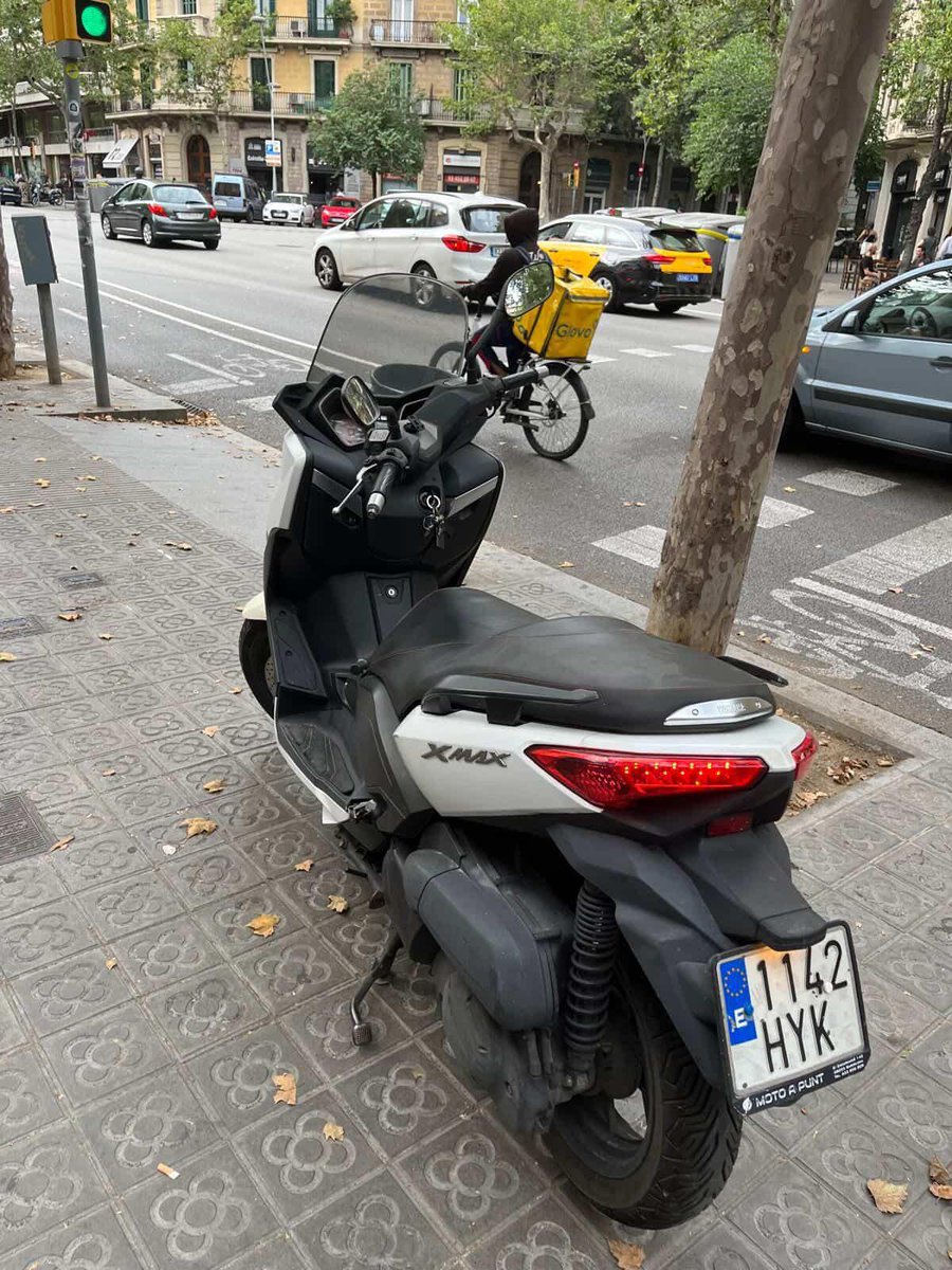 Moto robada ahir a la nit a Barcelona al carrer Viladomat amb Rosselló. Si algú el veu aviseu al 112 o al 691875702.