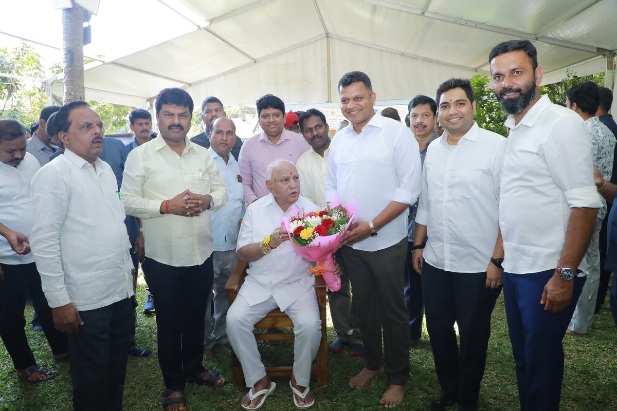 CaptBrijesh's tweet photo. ತಳಮಟ್ಟದಿಂದ ಪಾರ್ಟಿಯನ್ನು ಕಟ್ಟಿ ಬೆಳೆಸಿದ ಸಂಘಟಕ, ಮುತ್ಸದ್ದಿ ರಾಜಕಾರಣಿ , ಕೇಂದ್ರೀಯ ಸಂಸದೀಯ ಮಂಡಳಿ ಸದಸ್ಯರು ಹಾಗೂ ಮಾಜಿ ಮುಖ್ಯಮಂತ್ರಿಗಳಾದ ಶ್ರೀ ಬಿ. ಎಸ್. ಯಡಿಯೂರಪ್ಪ ಅವರನ್ನು ಇಂದು ಶಿಕಾರಿಪುರದಲ್ಲಿ ಭೇಟಿಯಾಗಿ ಜನ್ಮದಿನದ ಶುಭಾಶಯ ತಿಳಿಸಿ ಆಶೀರ್ವಾದ ಪಡೆದುಕೊಂಡ ಸಂದರ್ಭ..

His life and legacy in politics has learning lessons for all of us as we work on the ground for he piloted the rise of our @BJP4Karnataka from single digit seats to where we are now…

Wished our tallest standing leader of Karnataka BJP Shri @BSYBJP in Shikaripura and sought his blessings and guidance on the occasion of his birthday today.