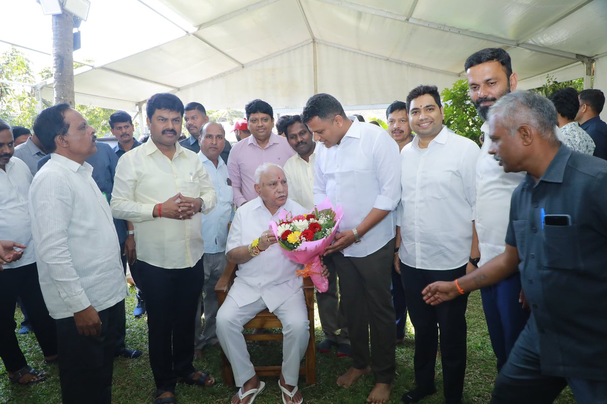 CaptBrijesh's tweet photo. ತಳಮಟ್ಟದಿಂದ ಪಾರ್ಟಿಯನ್ನು ಕಟ್ಟಿ ಬೆಳೆಸಿದ ಸಂಘಟಕ, ಮುತ್ಸದ್ದಿ ರಾಜಕಾರಣಿ , ಕೇಂದ್ರೀಯ ಸಂಸದೀಯ ಮಂಡಳಿ ಸದಸ್ಯರು ಹಾಗೂ ಮಾಜಿ ಮುಖ್ಯಮಂತ್ರಿಗಳಾದ ಶ್ರೀ ಬಿ. ಎಸ್. ಯಡಿಯೂರಪ್ಪ ಅವರನ್ನು ಇಂದು ಶಿಕಾರಿಪುರದಲ್ಲಿ ಭೇಟಿಯಾಗಿ ಜನ್ಮದಿನದ ಶುಭಾಶಯ ತಿಳಿಸಿ ಆಶೀರ್ವಾದ ಪಡೆದುಕೊಂಡ ಸಂದರ್ಭ..

His life and legacy in politics has learning lessons for all of us as we work on the ground for he piloted the rise of our @BJP4Karnataka from single digit seats to where we are now…

Wished our tallest standing leader of Karnataka BJP Shri @BSYBJP in Shikaripura and sought his blessings and guidance on the occasion of his birthday today.