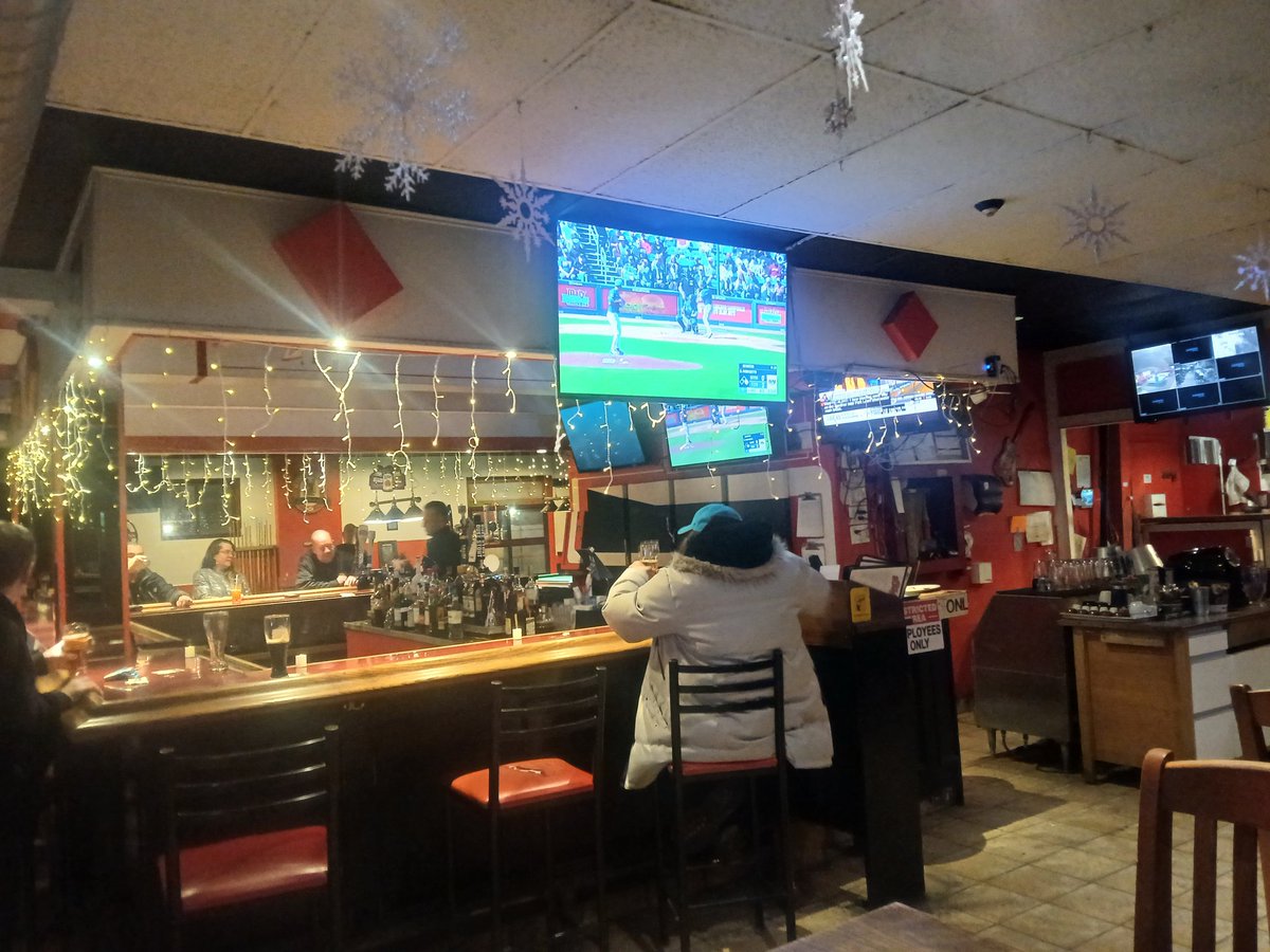 ABurbidge's tweet image. Book club at pub -- Blue Jays grapefruit league game on. #books #Jays #cheers
